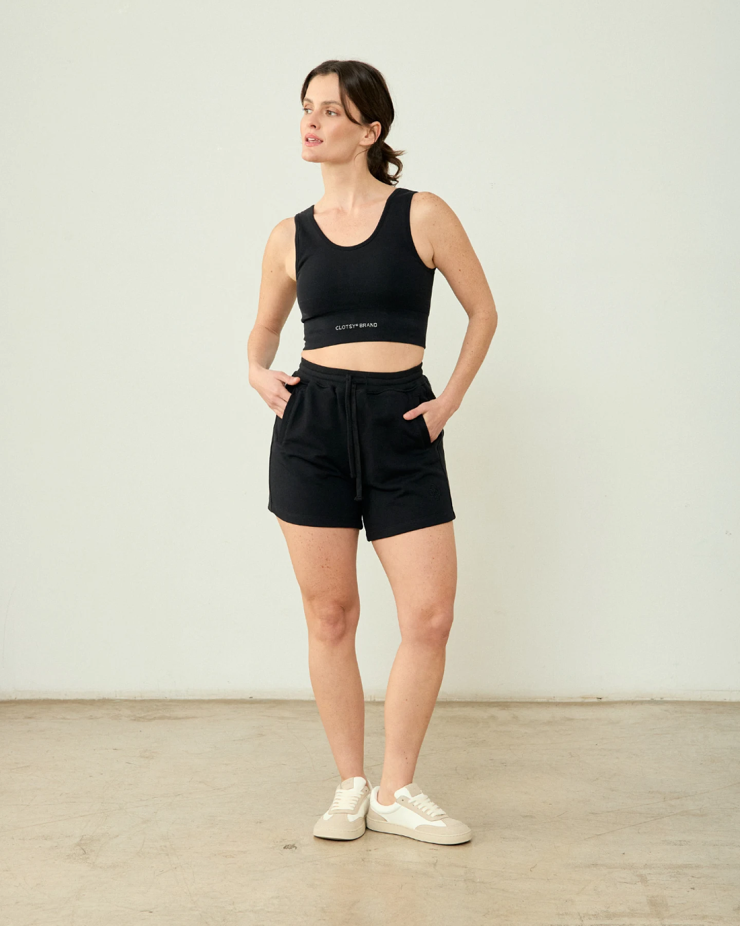 Clotsy Damen vegan Shorts Blume Schwarz – Ansicht 2