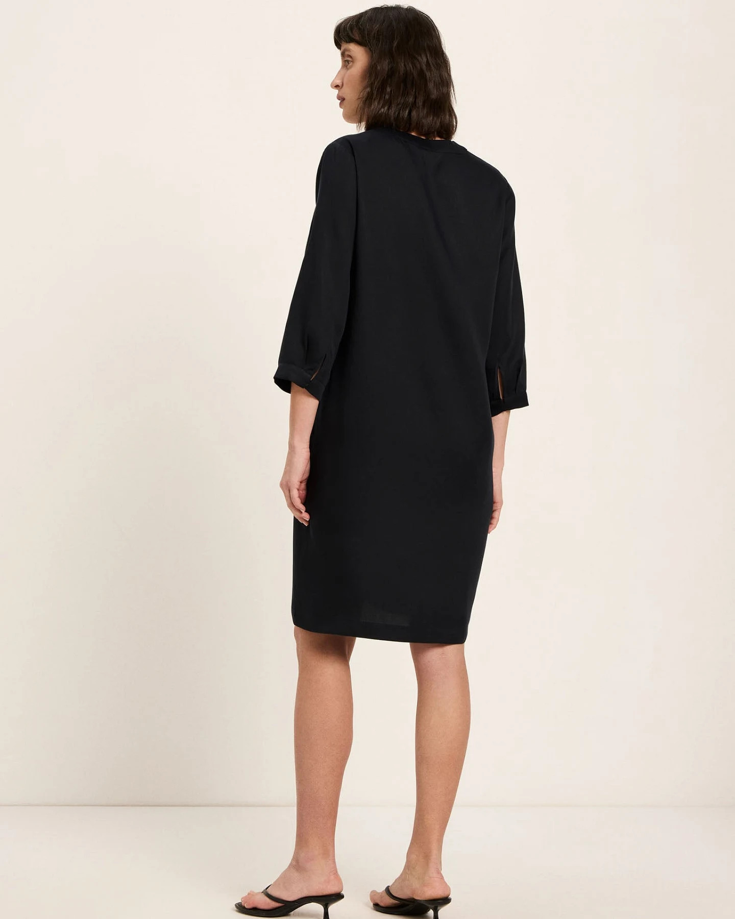 Kleid mit V-Ausschnitt – Ansicht 3
