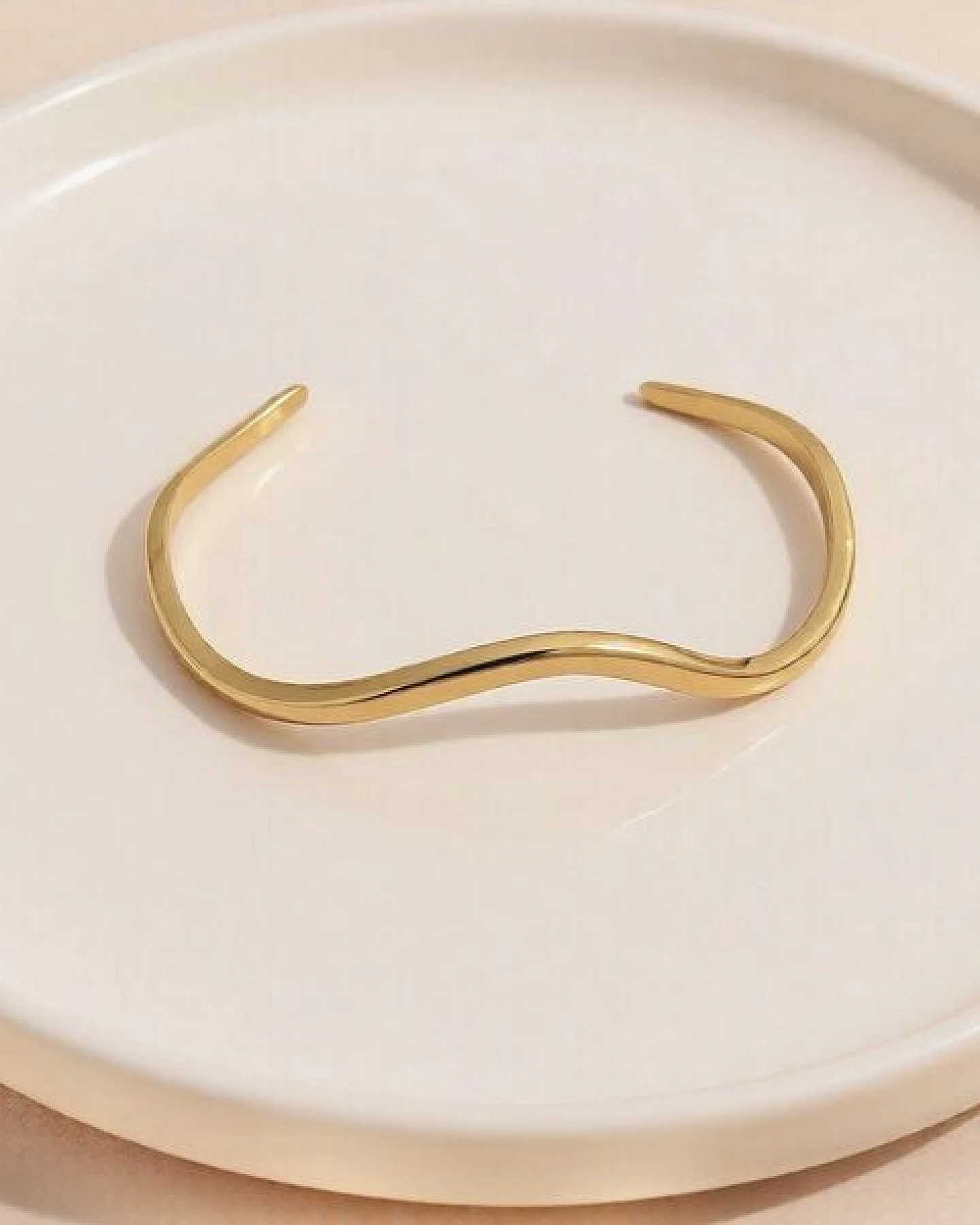 ELEKTROPULLI IRREGULAR WAVE Armreif ca. 60 x 4,5 mm, verstellbar – Ansicht 3