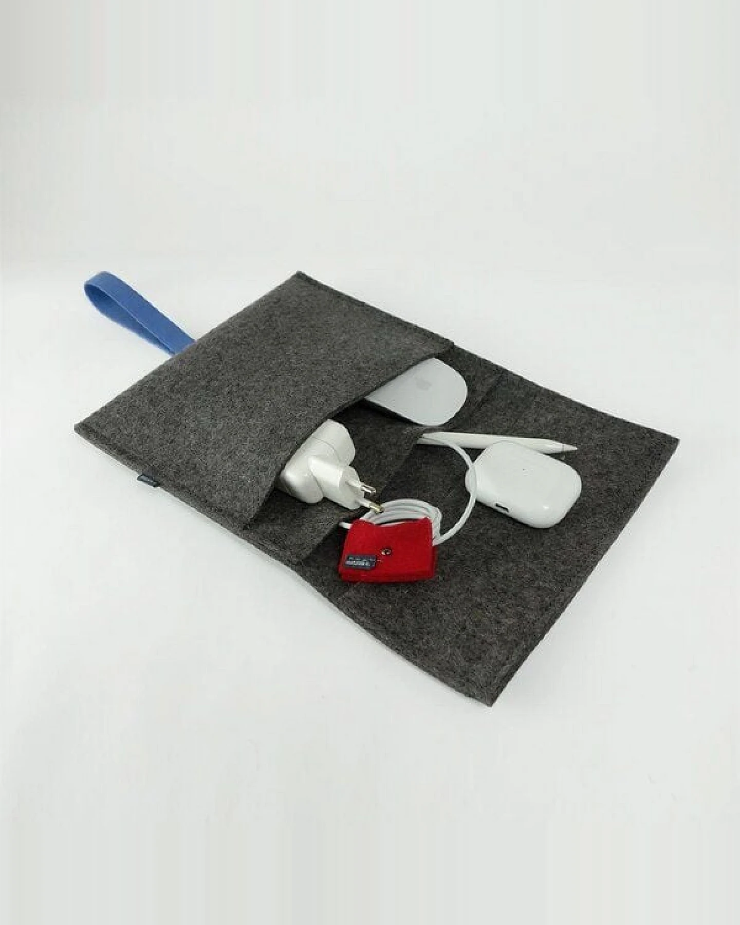 matilda k. manufaktur Minimalistischer Kabel Organizer aus Wollfilz 'otto' in 2 Größen – Ansicht 3