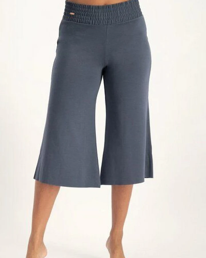 Urban Goddess Flow Weite Capri Yoga Hose