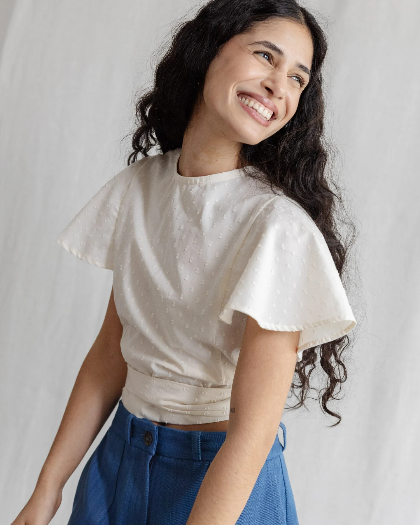 Jyoti - Fair Works Damen vegan Wickel-Bluse Neeraj Weiß – Ansicht 2