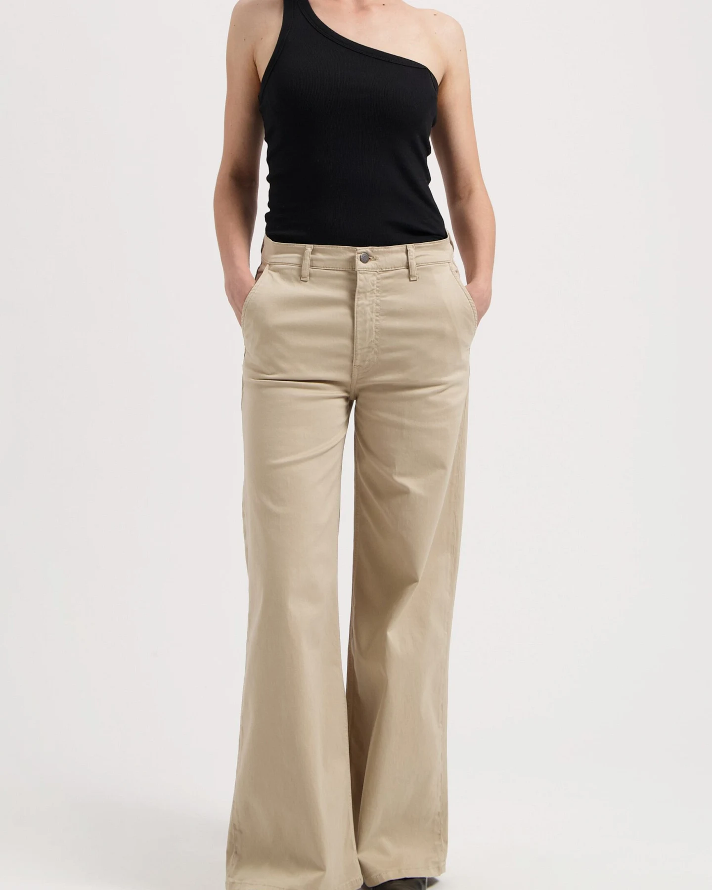 MUD Jeans Damen vegan Hose Mid Loose Chelsea Sand Beige – Ansicht 2