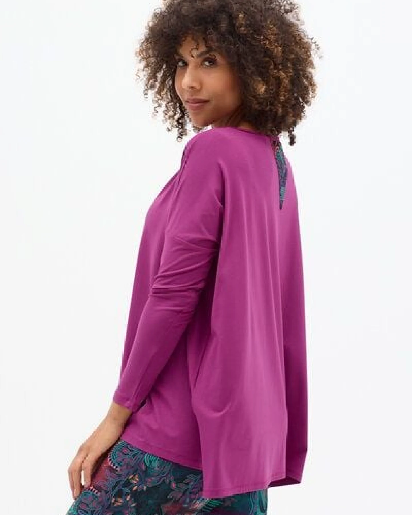 Bluse Zeta – Minimalistische – Langen Ärmeln – Kastenförmiger Schnitt – Dreieck auf dem Rücken mit originellem Druck – KOKOworld – Ansicht 2