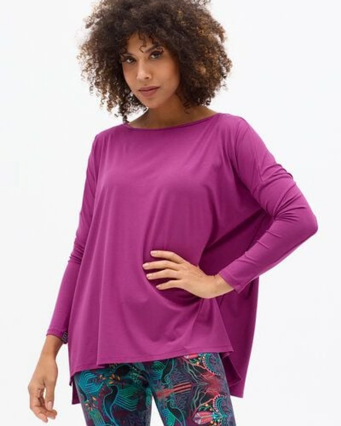 Bluse Zeta – Minimalistische – Langen Ärmeln – Kastenförmiger Schnitt – Dreieck auf dem Rücken mit originellem Druck – KOKOworld – Ansicht 3