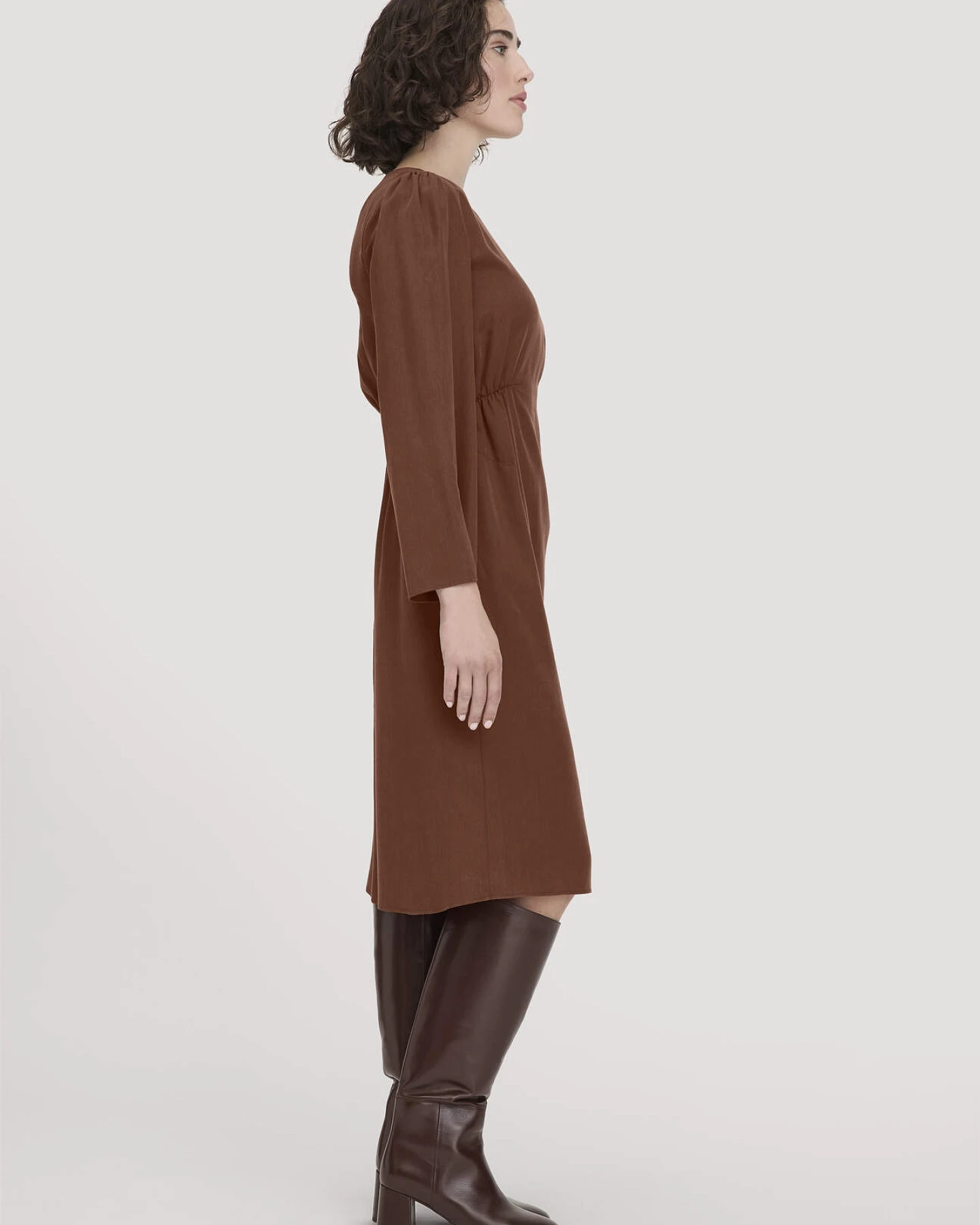 hessnatur Damen Kleid Kniebedeckend aus TENCEL™ Lyocell - braun - Größe 48 – Ansicht 4