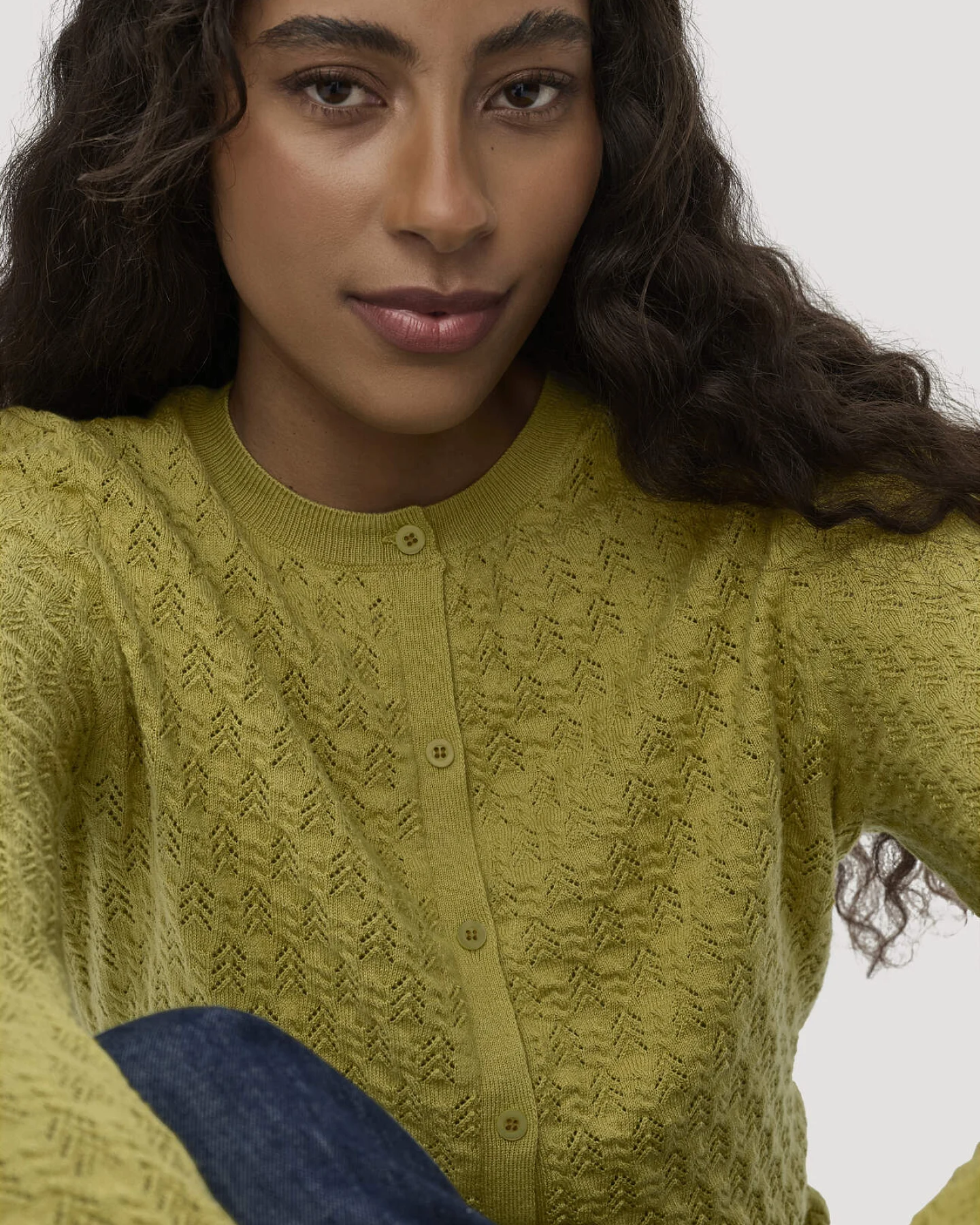 hessnatur Damen Strick Jacke Regular aus Bio-Baumwolle mit Merinowolle - grün - Größe S – Ansicht 4