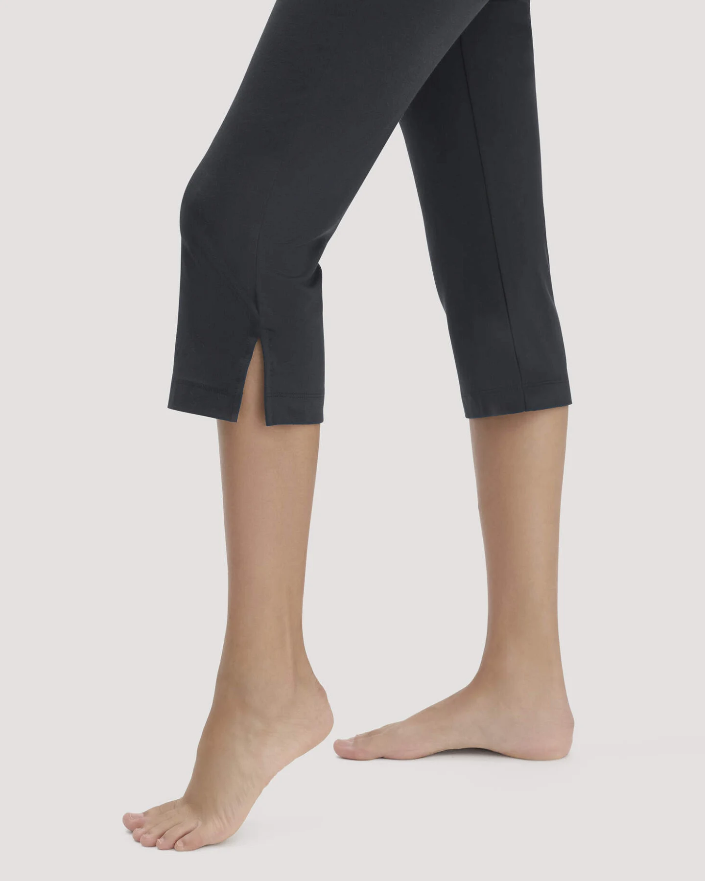 hessnatur Damen Caprihose PURE FLOW aus TENCEL™ Modal - schwarz - Größe 36 – Ansicht 2