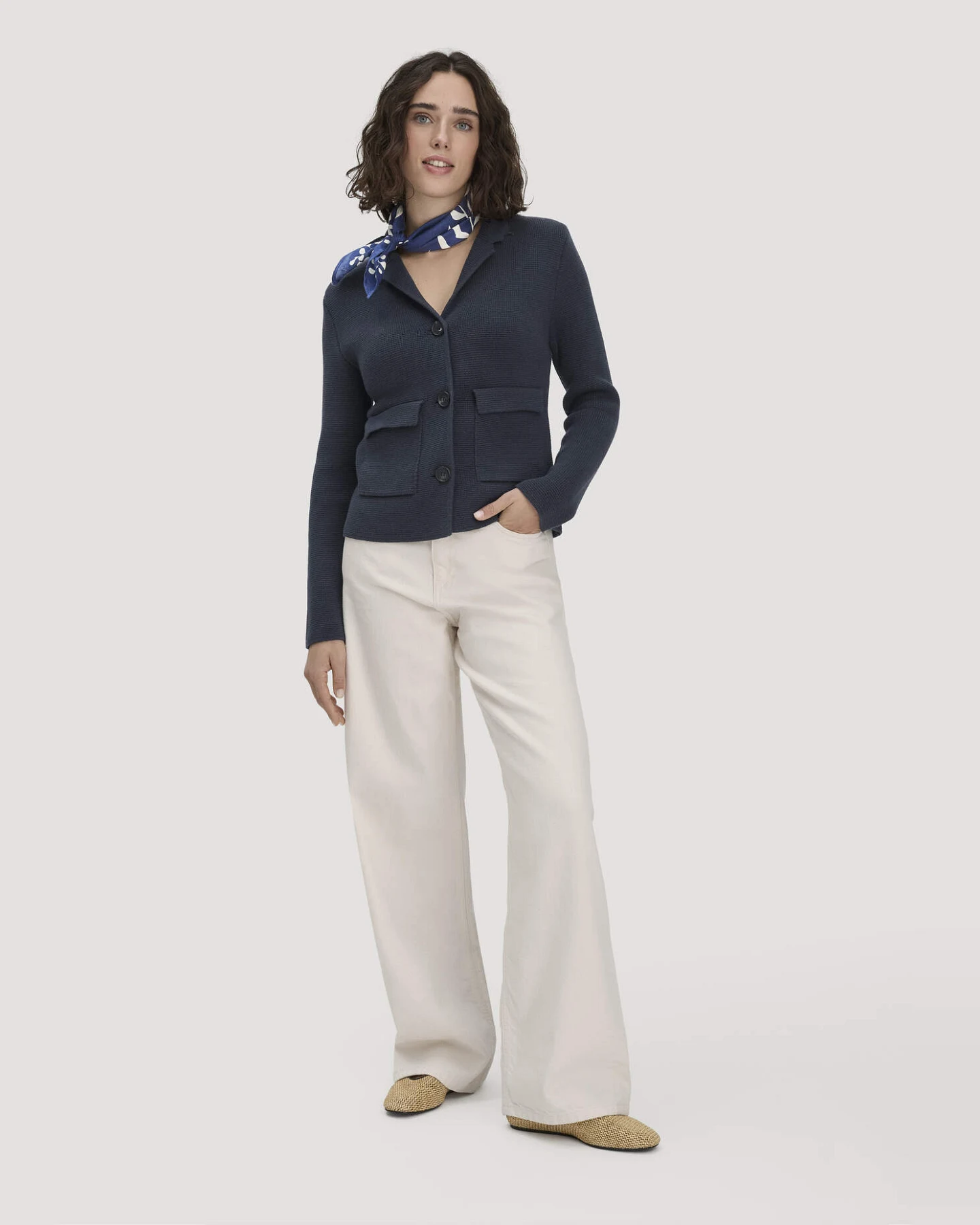 hessnatur Damen Strick Blazer Regular aus Bio-Baumwolle mit Merinowolle - blau - Größe M – Ansicht 2