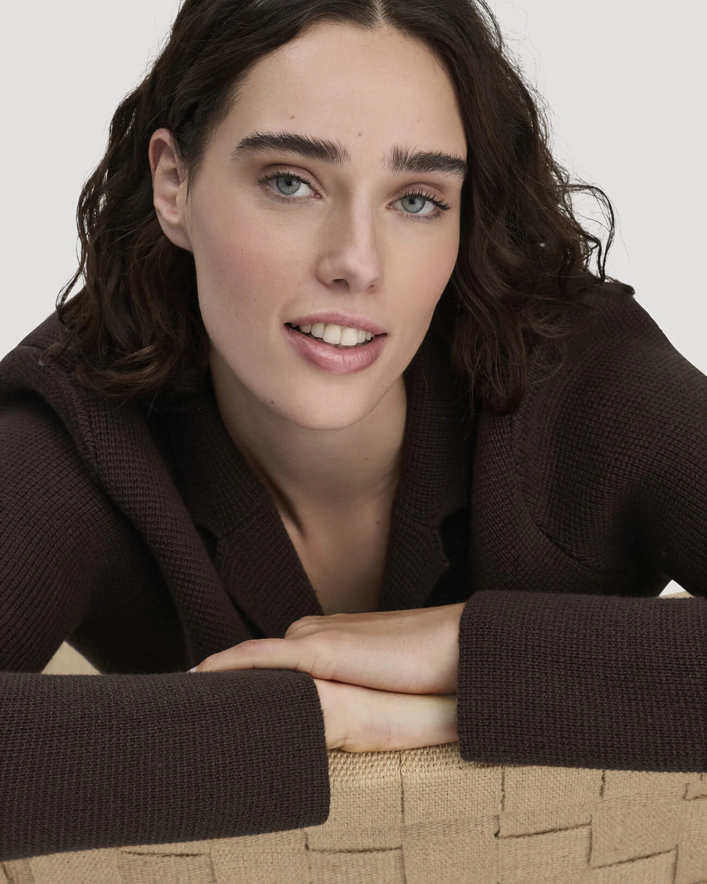 hessnatur Damen Strick Blazer Regular aus Bio-Baumwolle mit Merinowolle - braun - Größe L – Ansicht 4