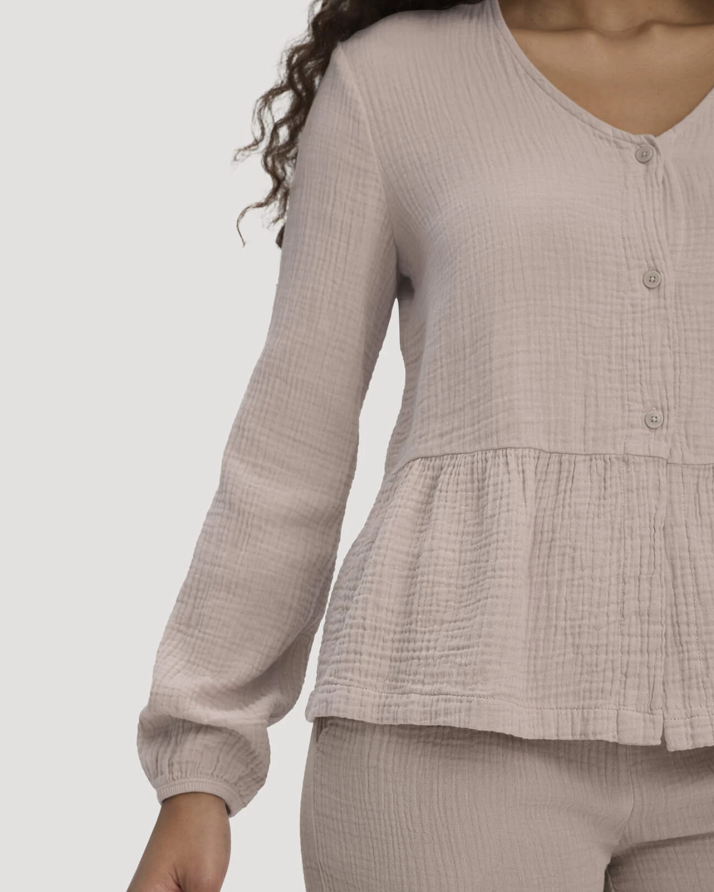 hessnatur Damen Musselin Pyjamabluse PURE COMFORT aus Bio-Baumwolle - beige - Größe 36 – Ansicht 2