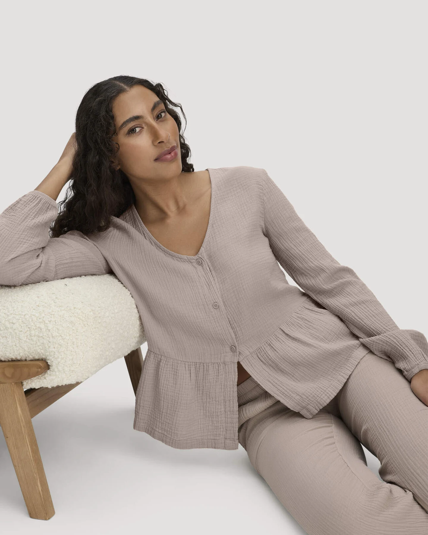 hessnatur Damen Musselin Pyjamabluse PURE COMFORT aus Bio-Baumwolle - beige - Größe 38 – Ansicht 3