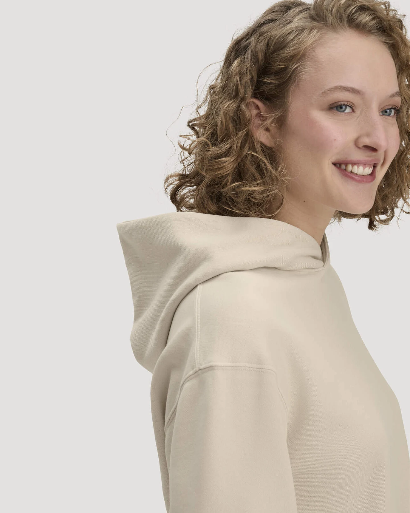 hessnatur Damen Sweathoodie Relaxed aus Bio-Baumwolle - beige - Größe L – Ansicht 4
