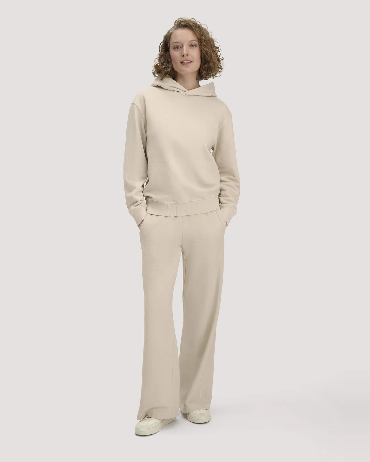 hessnatur Damen Sweathoodie Relaxed aus Bio-Baumwolle - beige - Größe XL – Ansicht 2