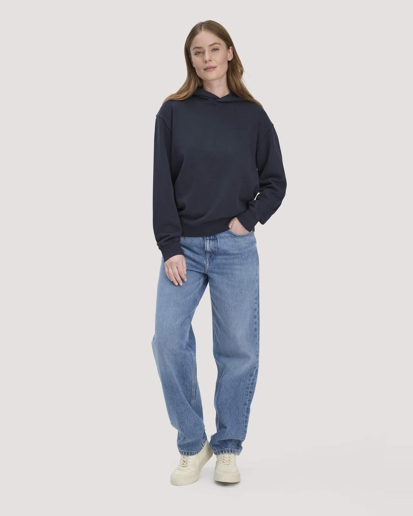 hessnatur Damen Sweathoodie Relaxed aus Bio-Baumwolle - blau - Größe XL – Ansicht 2