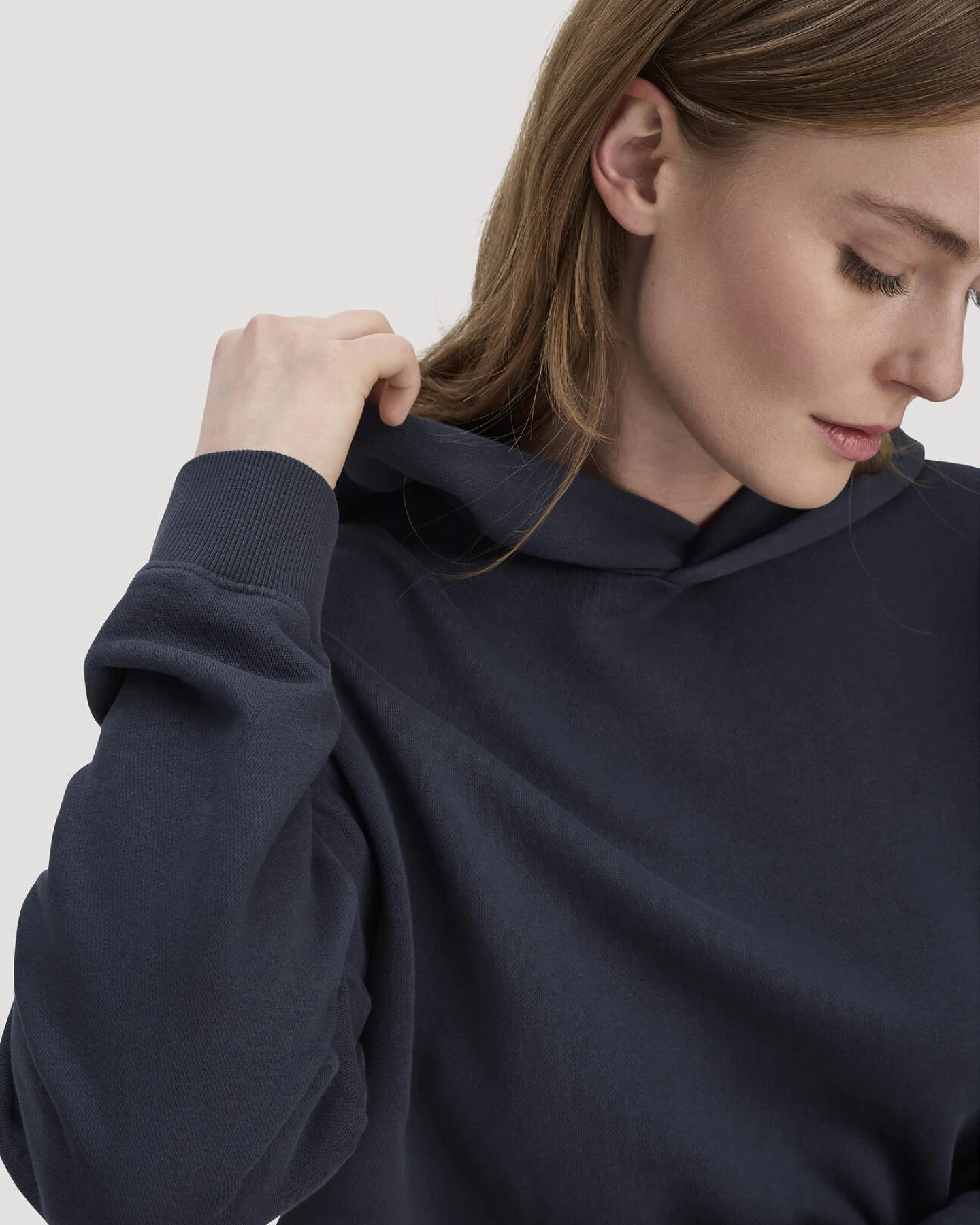 hessnatur Damen Sweathoodie Relaxed aus Bio-Baumwolle - blau - Größe XS – Ansicht 4