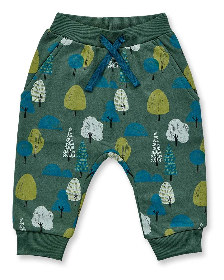 Baby Sweathose in dunkelgrün mit Baumdruck, Modell PRABU