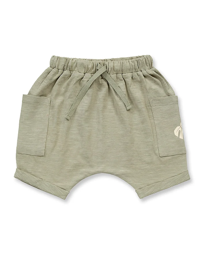 Babyshorts mit Blätter-Druck, Modell MAGESH