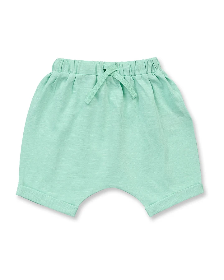 Baby Shorts in mintgrün, Modell MAGESH