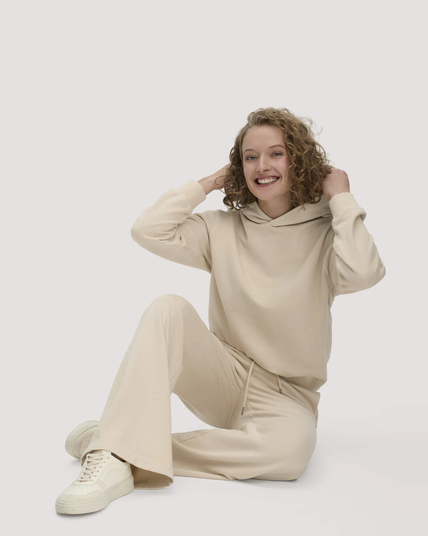 hessnatur Damen Sweathose Wide Leg Relaxed aus Bio-Baumwolle - beige - Größe M – Ansicht 4