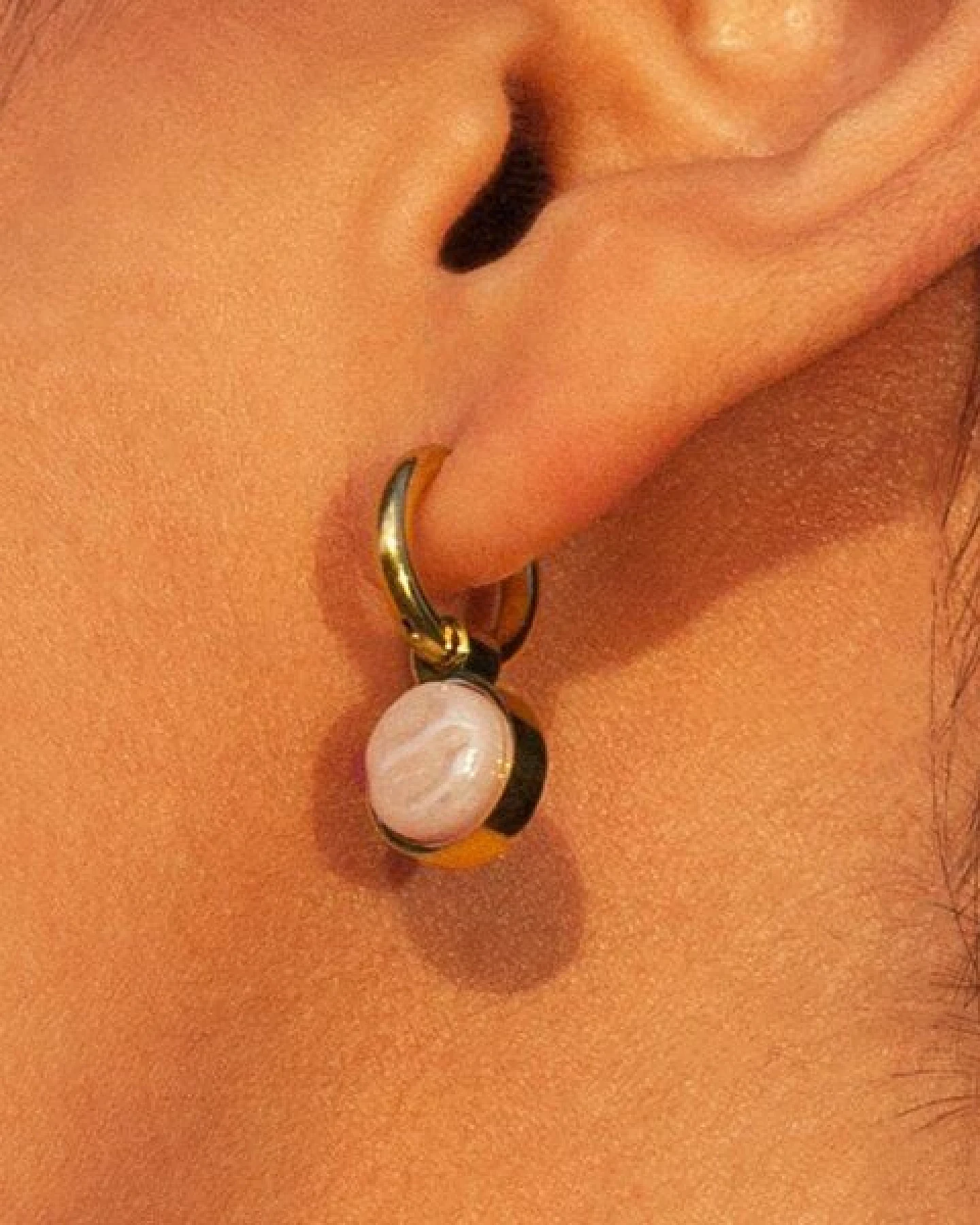 ALEXASCHA Gold Clip Creolen mit Anhänger – Ansicht 3