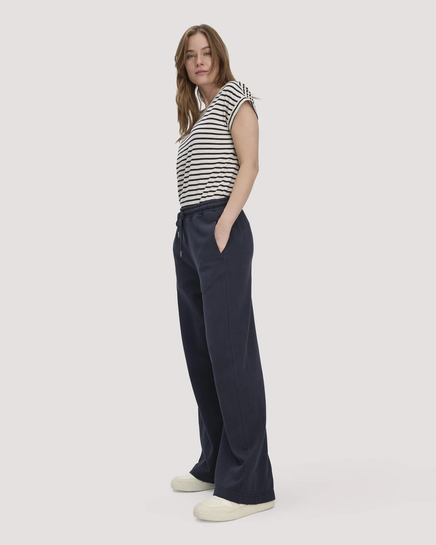 hessnatur Damen Sweathose Wide Leg Relaxed aus Bio-Baumwolle - blau - Größe L – Ansicht 4