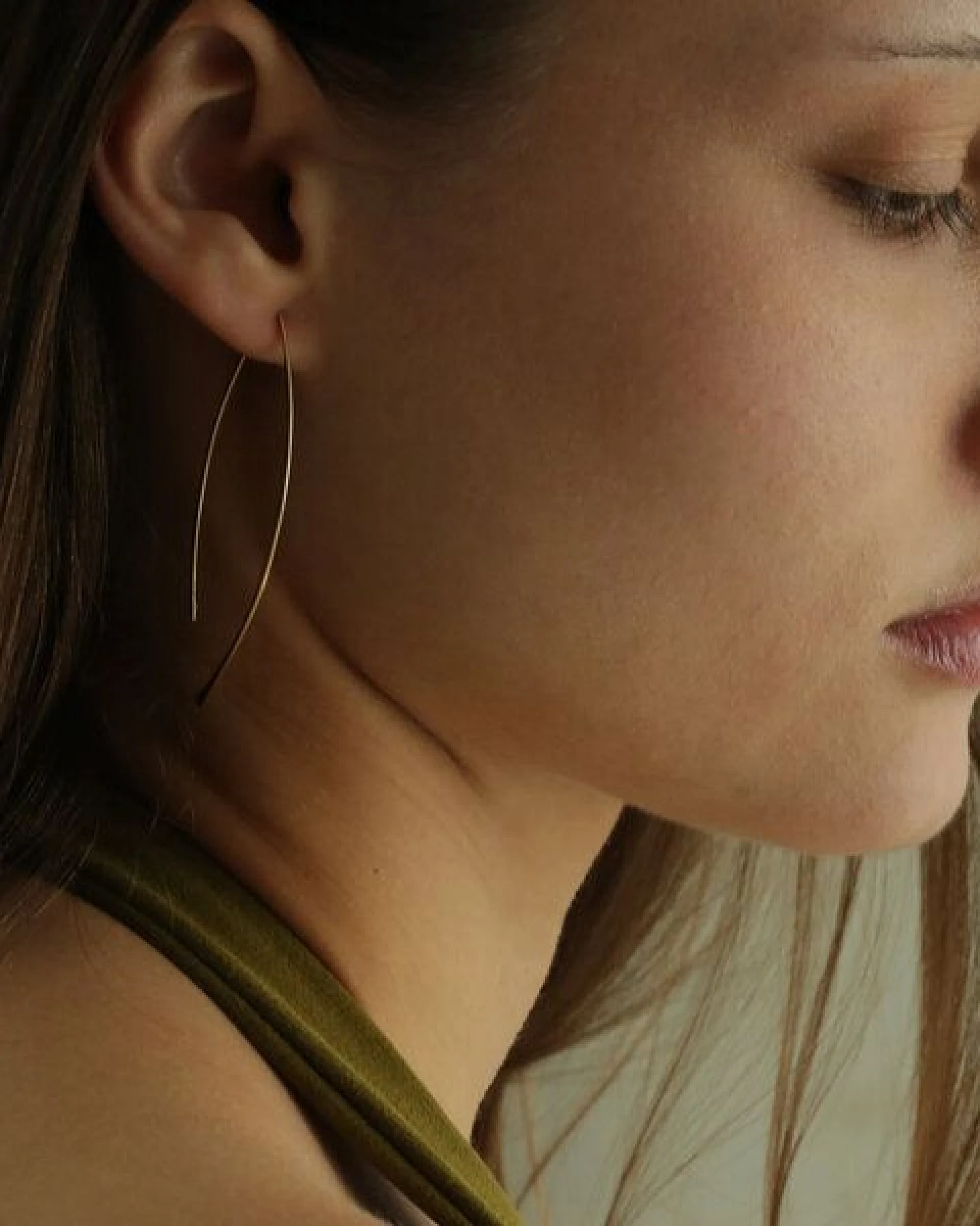 BELLYBIRD Jewellery CREOLEN - Navette, gehämmerte Creolen in V-Form, Silber/Vergoldet/Rosé – Ansicht 4