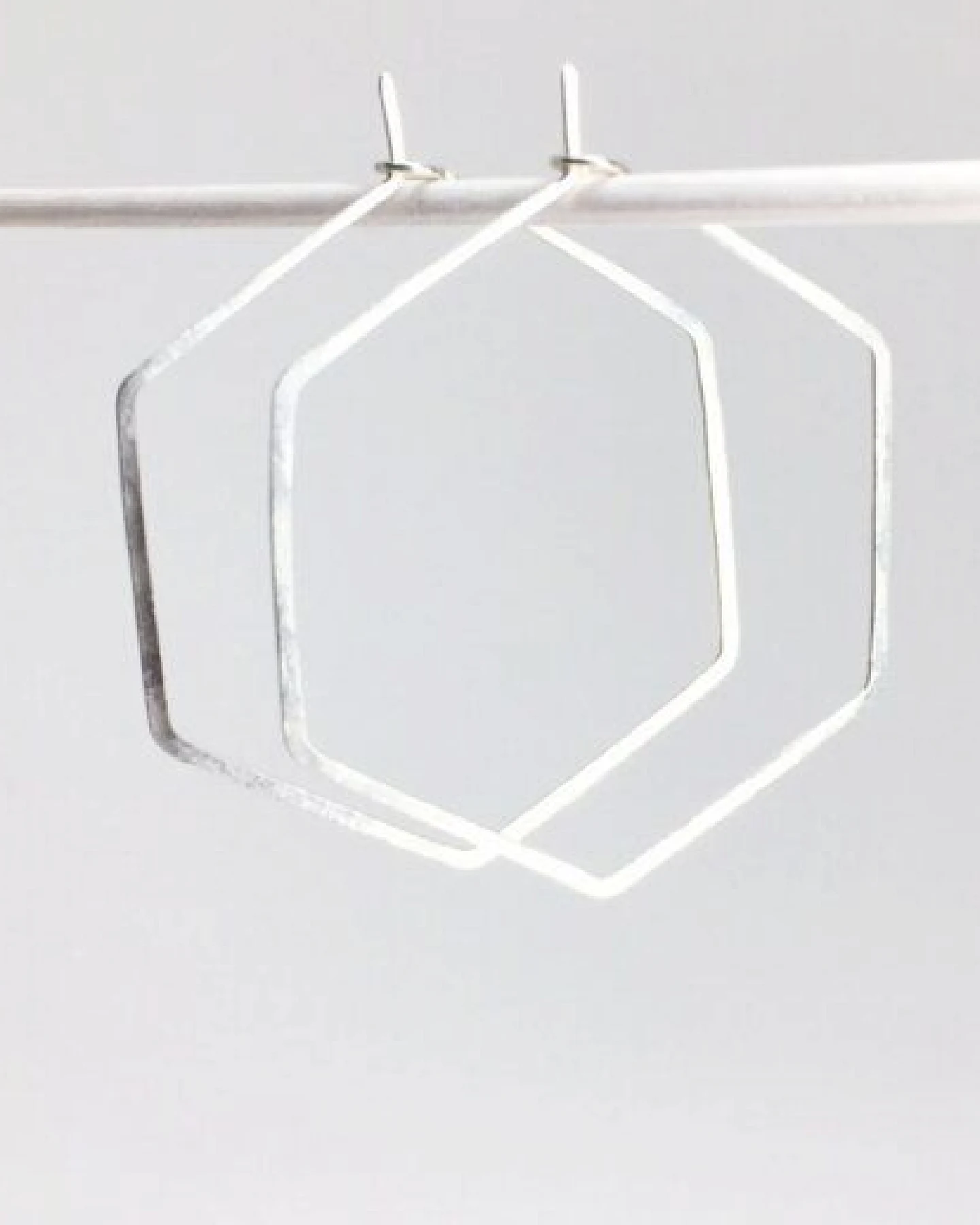 BELLYBIRD Jewellery CREOLEN - Hexagon, gehämmert, S/M/L – Ansicht 4