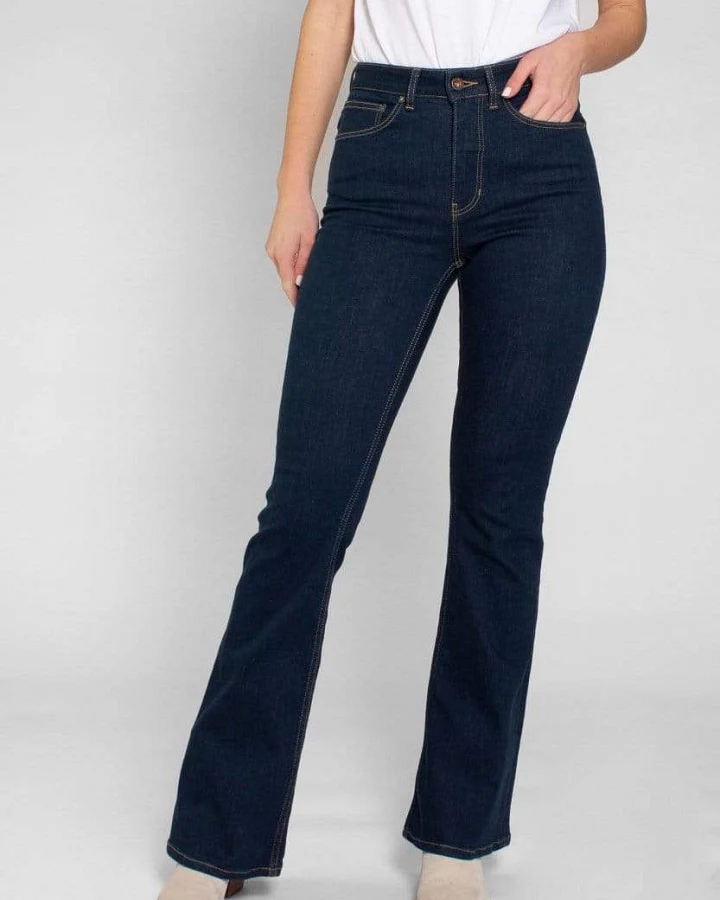 Kuyichi Damen vegan Flare Jeans Lisette Dark Rinse Blau