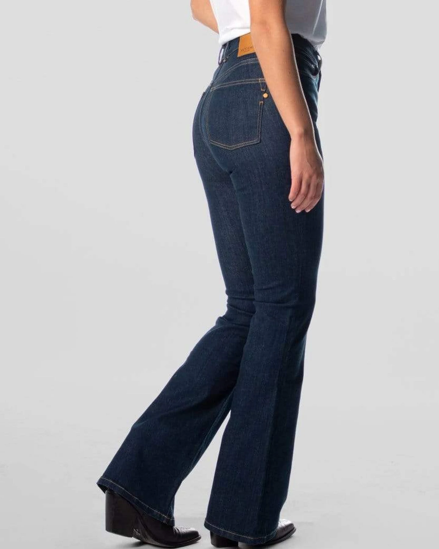 Kuyichi Damen vegan Flare Jeans Lisette Dark Rinse Blau – Ansicht 2