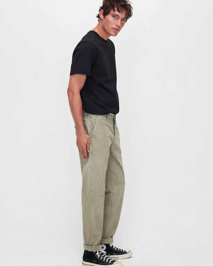 Kuyichi Herren vegan Chino Hose Darren Army Green