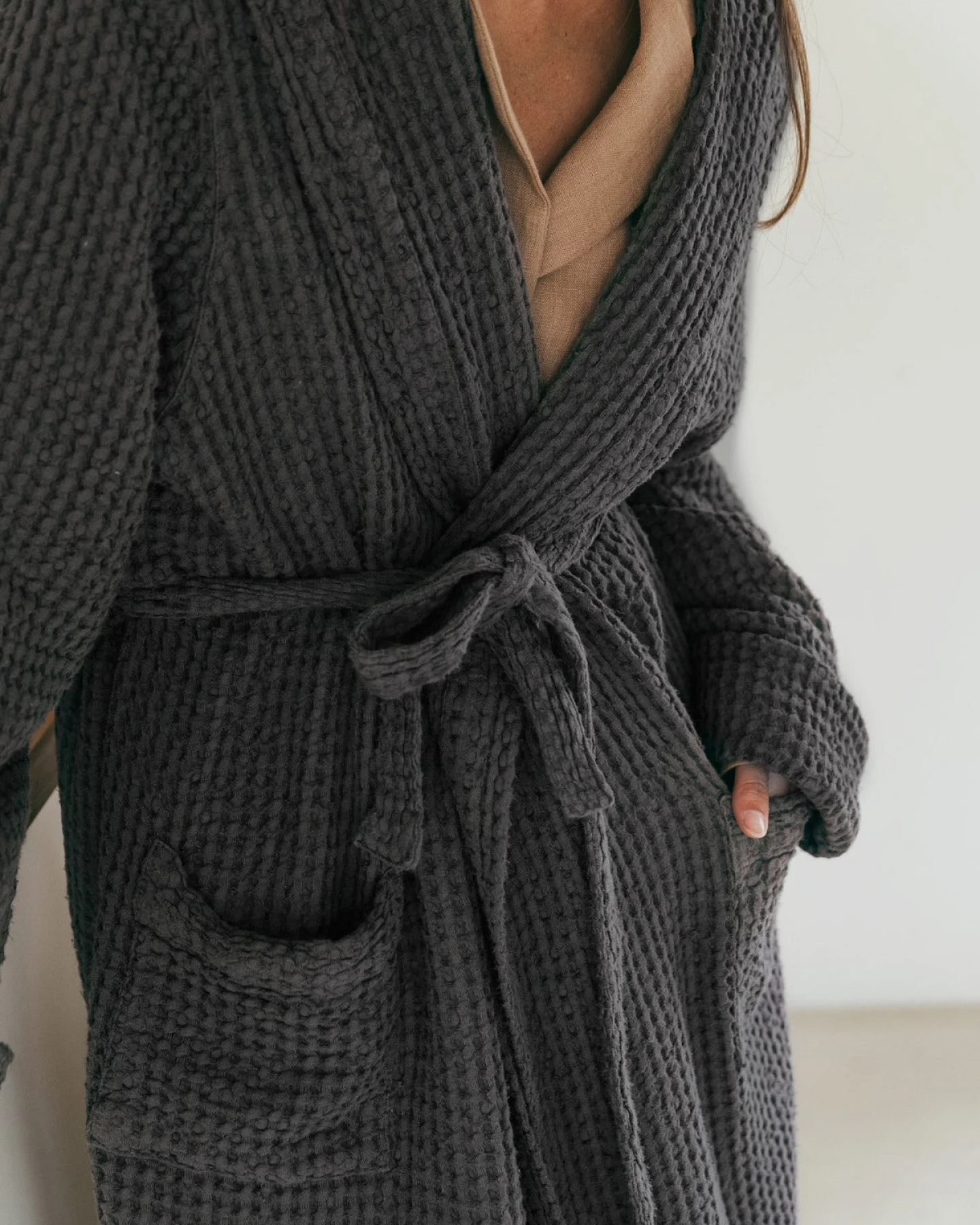 AmourLinen Damen vegan Bademantel Waffel Snuggle Holzkohle – Ansicht 2