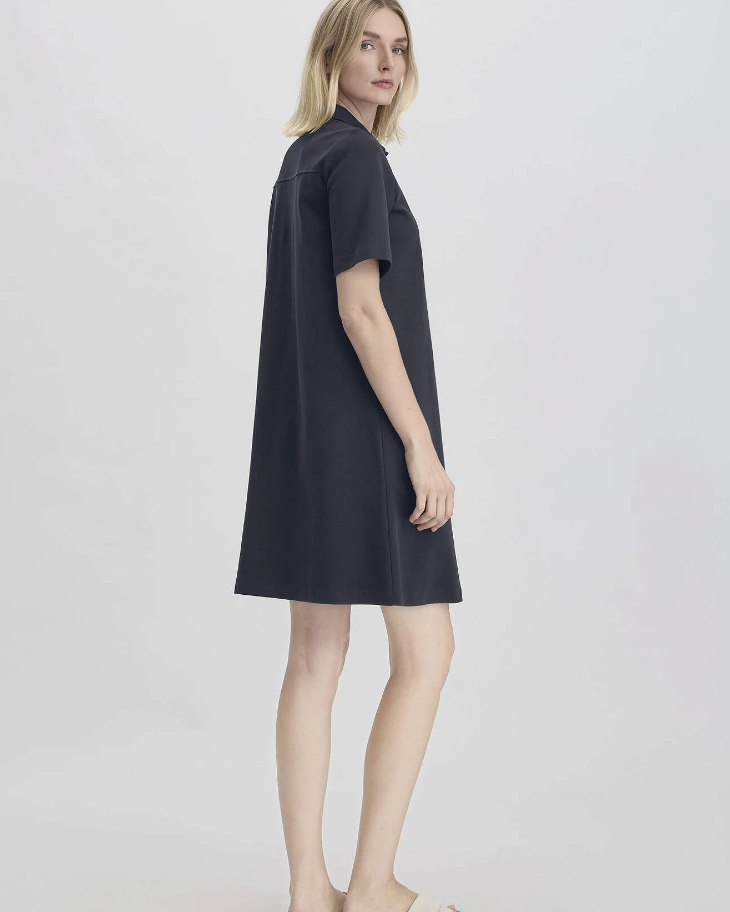 hessnatur Damen Jersey Kleid Knielang Relaxed aus Bio-Baumwolle - blau - Größe 44 – Ansicht 2
