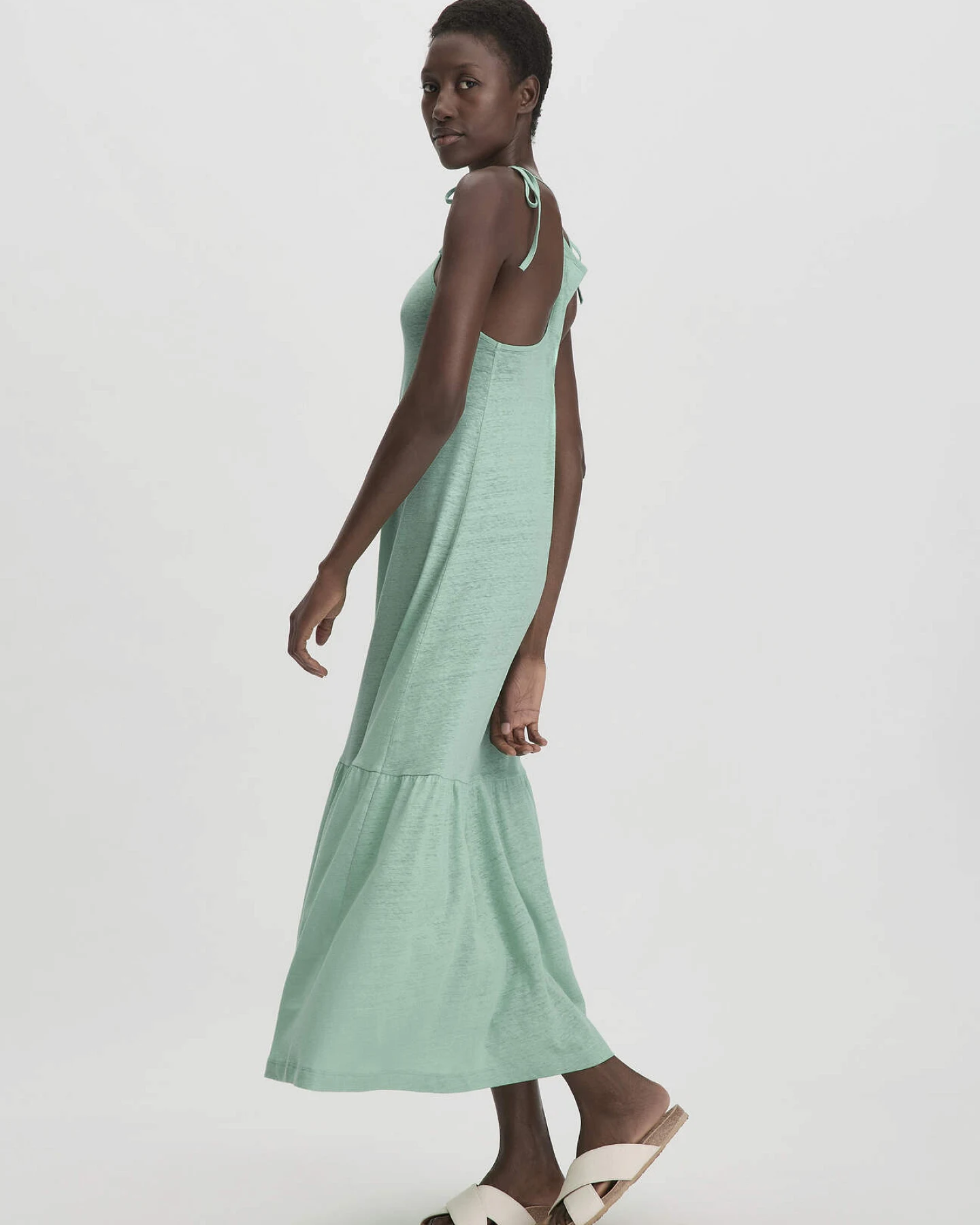 hessnatur Damen Jersey Kleid Midi Relaxed aus Leinen und Bio-Baumwolle - grün - Größe 42 – Ansicht 4