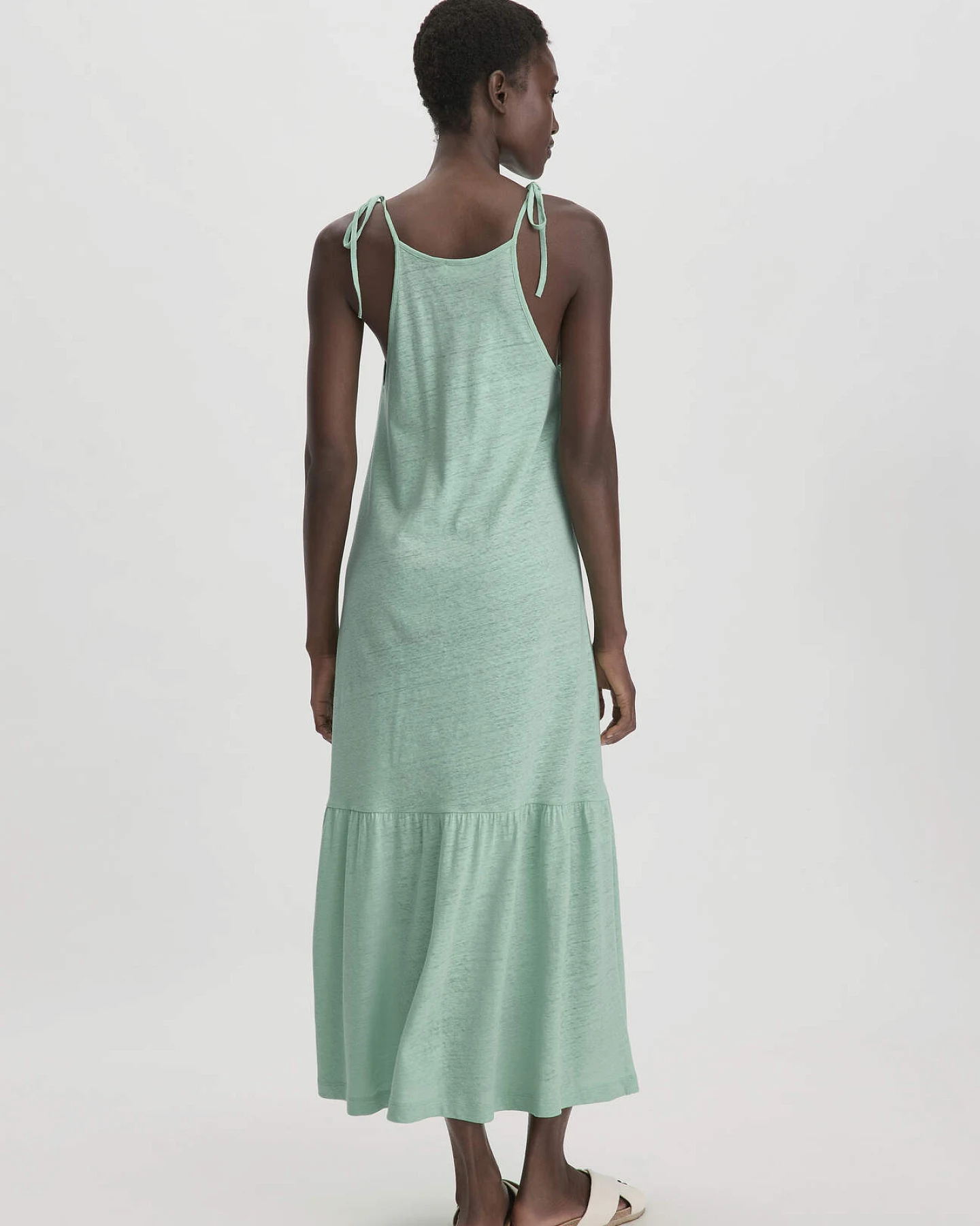 hessnatur Damen Jersey Kleid Midi Relaxed aus Leinen und Bio-Baumwolle - grün - Größe 44 – Ansicht 2
