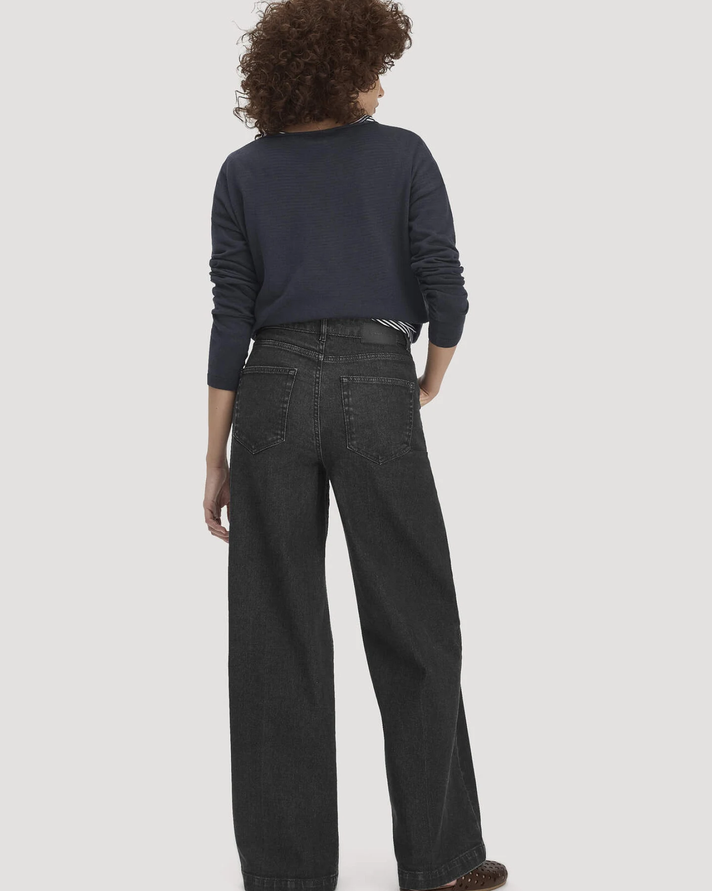 hessnatur Damen Jeans VONNA Super Wide Leg BETTER RECYCLING aus Bio-Denim - schwarz - Größe 33/32 – Ansicht 2