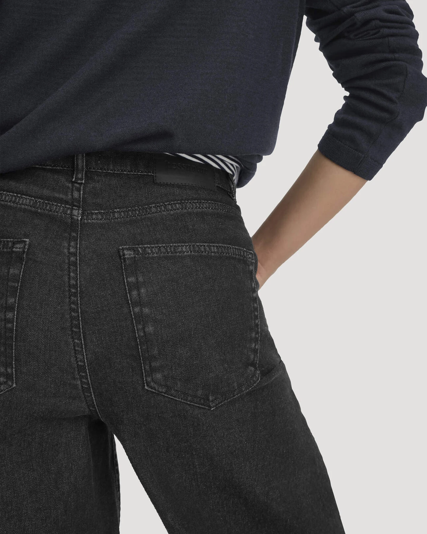 hessnatur Damen Jeans VONNA Super Wide Leg BETTER RECYCLING aus Bio-Denim - schwarz - Größe 26/32 – Ansicht 3