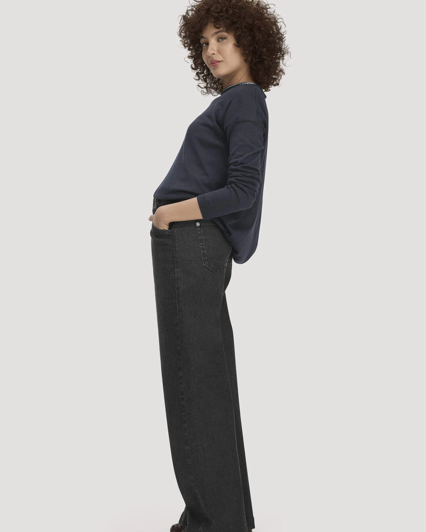 hessnatur Damen Jeans VONNA Super Wide Leg BETTER RECYCLING aus Bio-Denim - schwarz - Größe 26/32 – Ansicht 4