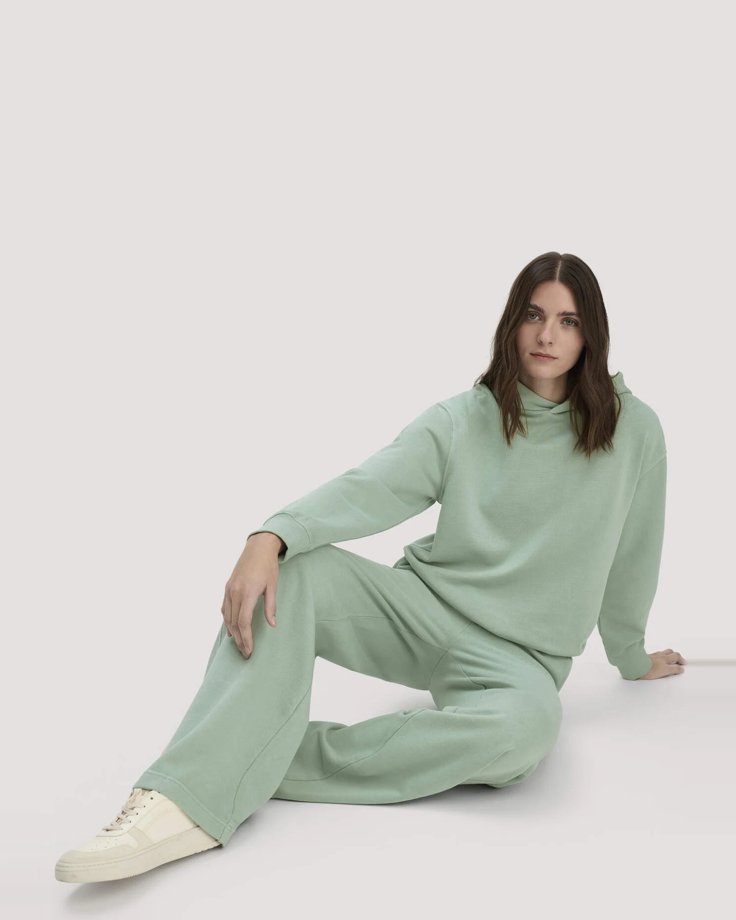 hessnatur Damen Sweathose Wide Leg Relaxed aus Bio-Baumwolle - grün - Größe XS – Ansicht 4