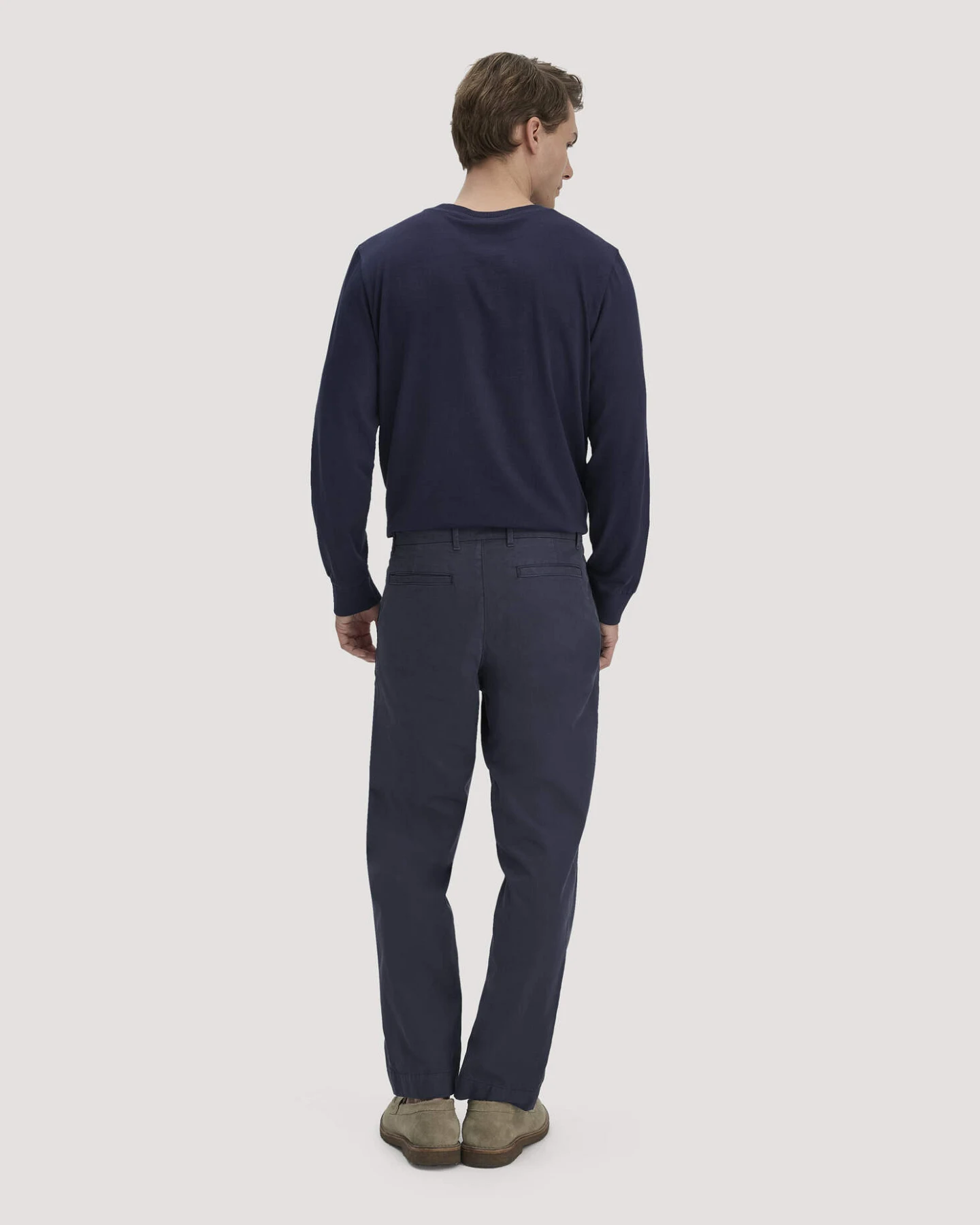 hessnatur Herren Chino RONNEL Relaxed aus Bio-Baumwolle - blau - Größe 32/34 – Ansicht 2