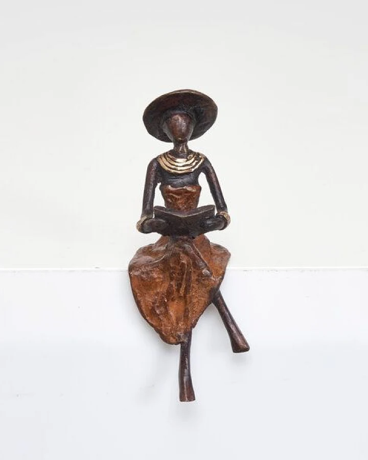 Moogoo Creative Africa Bronze-Skulptur "Lesende Frau mit Hut " by Soré