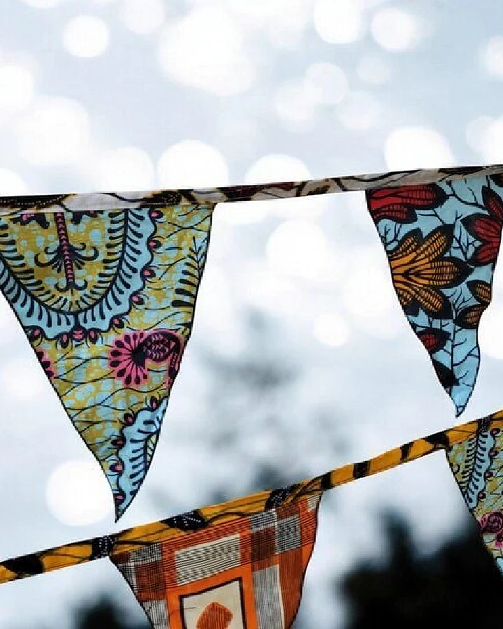 Moogoo Creative Africa Wimpelgirlande aus Wax-Stoff