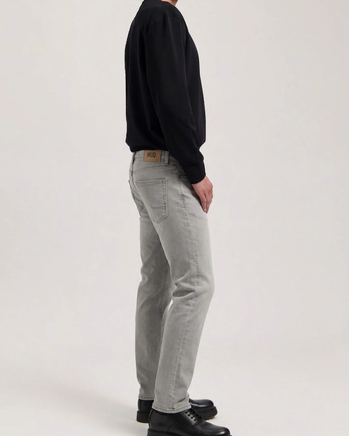MUD Jeans Herren vegan Jeans Dunn Low Tapered Faded Grau – Ansicht 2
