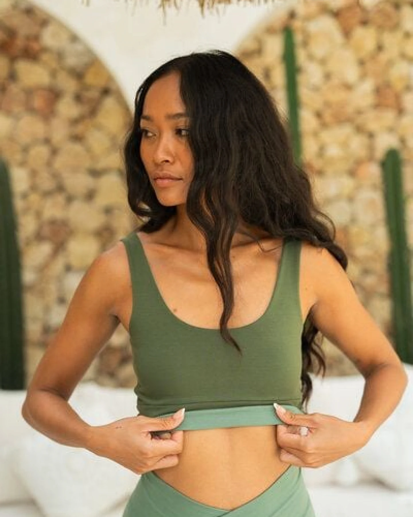 YogiLiebe Yoga double wende Bra "Maitri" aus Bio-Baumwolle Emerald Forest & Sacred Sage – Ansicht 4