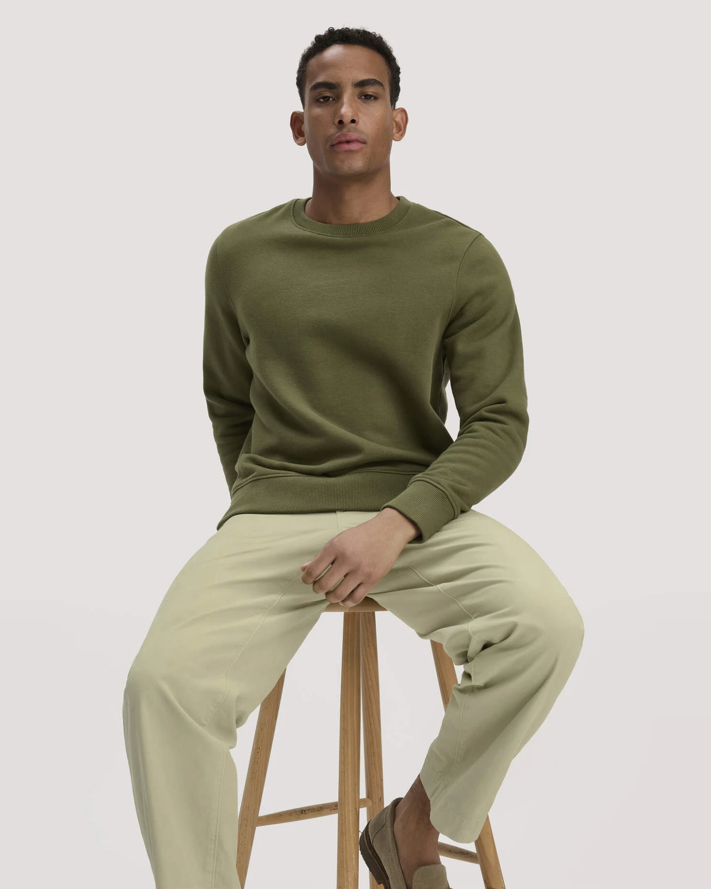 hessnatur Herren Chino RONNEL Relaxed aus Bio-Baumwolle - grün - Größe 34/34 – Ansicht 4