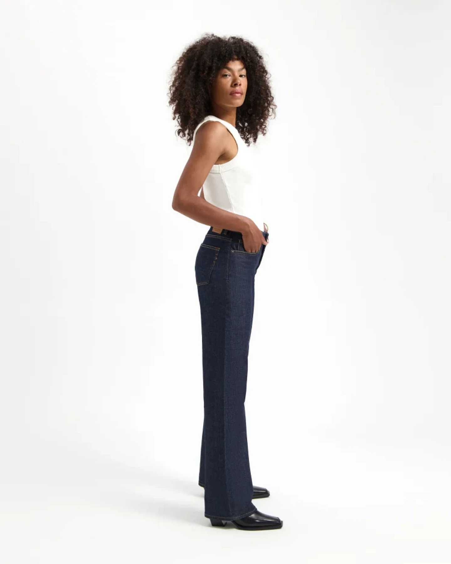 Kuyichi Damen vegan Jeans Lena Loose Dry Dunkelblau – Ansicht 2