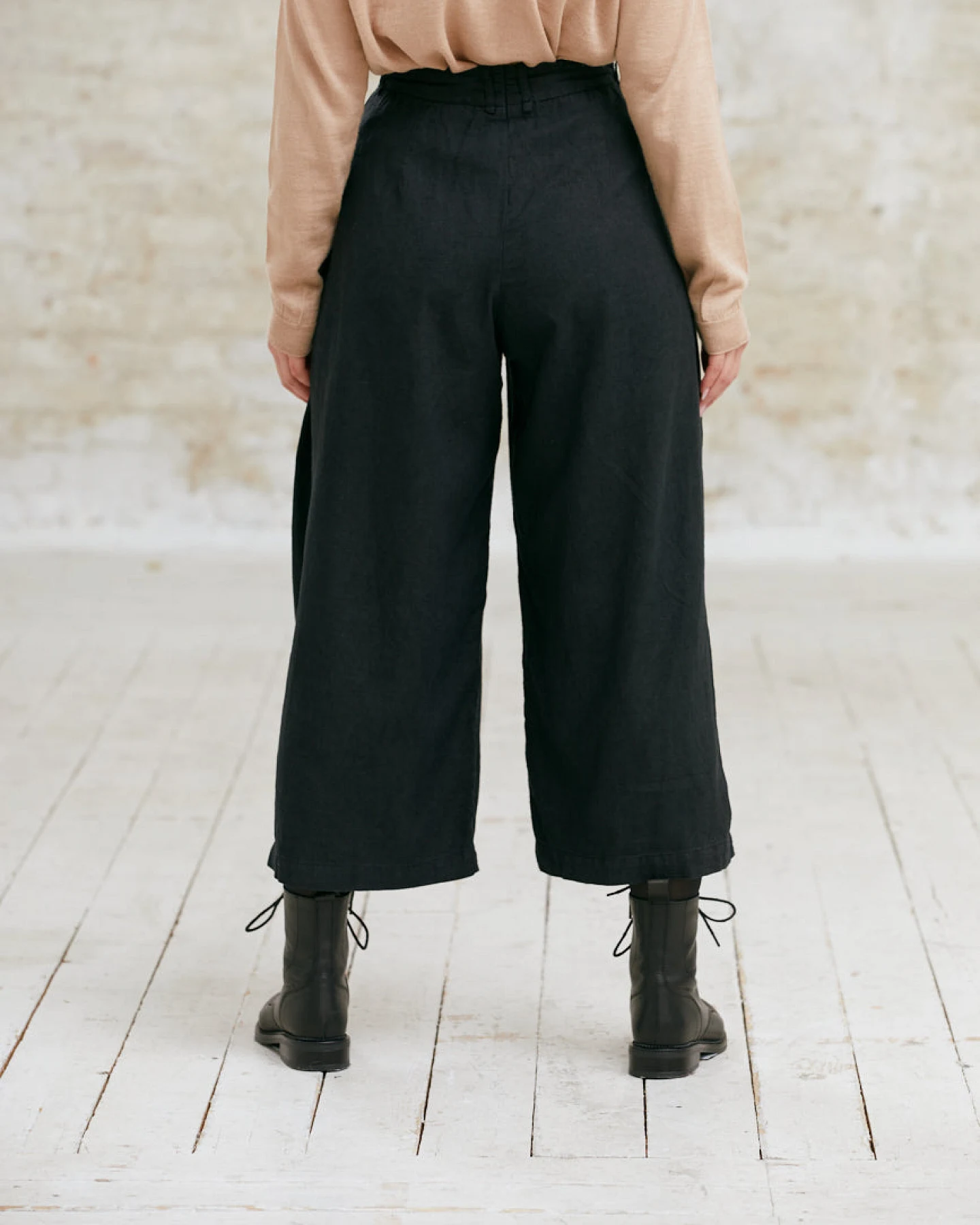 Jyoti - Fair Works Damen vegan Culotte Awasi Schwarz – Ansicht 2