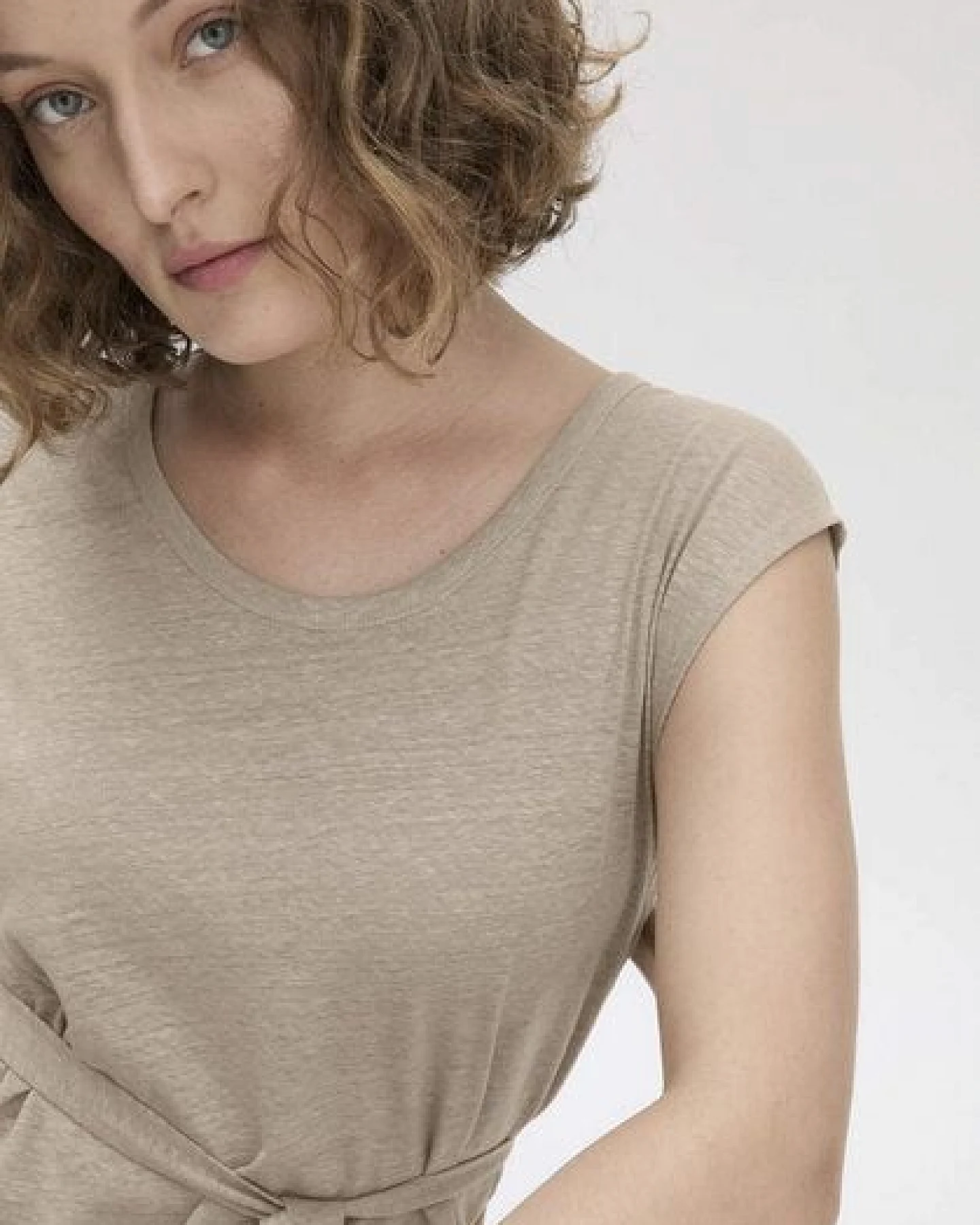 hessnatur Jersey Kleid Midi Relaxed aus Leinen und Bio-Baumwolle – Ansicht 2