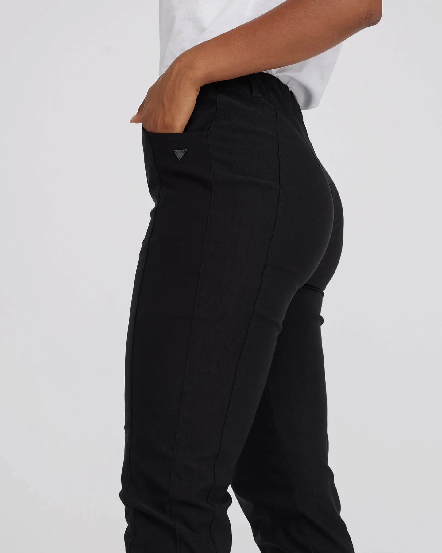LAURIE Damen vegan Hose Rose Regular Crop Schwarz – Ansicht 2