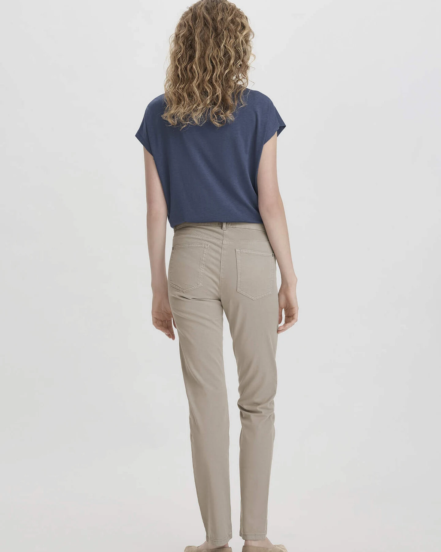 hessnatur Damen 5-Pocket Hose Skinny aus TENCEL™ Lyocell mit reiner Bio-Baumwolle - beige - Größe 46 – Ansicht 2